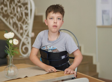 "Железные штаны" для "пластилинового" мальчика: омский Центр «Радуга» помогает ребенку с самым редким диагнозом